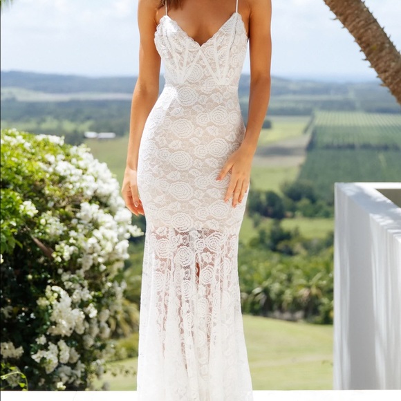https://www.hellomolly.com/products/instant-double-take-maxi-dress-white - Picture 1 of 8